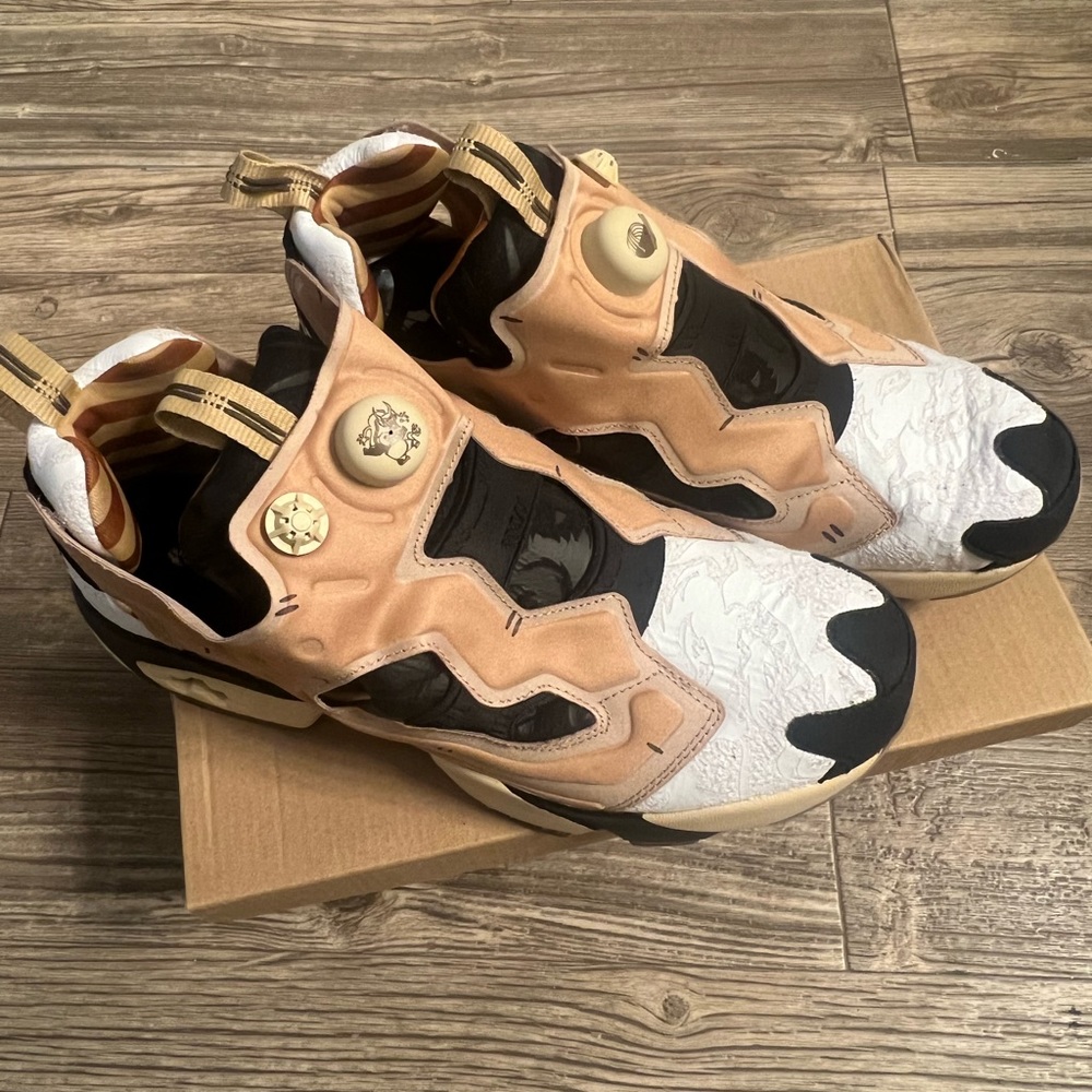Reebok pump size 9.5 lightly worn. Offer willing to negotiate.